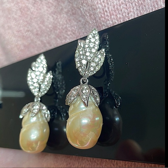 Vintage CINER Rhinestone and Pearl Clip On Earrings!  Gorgeous.  Wedding Worthy! - Picture 12 of 17